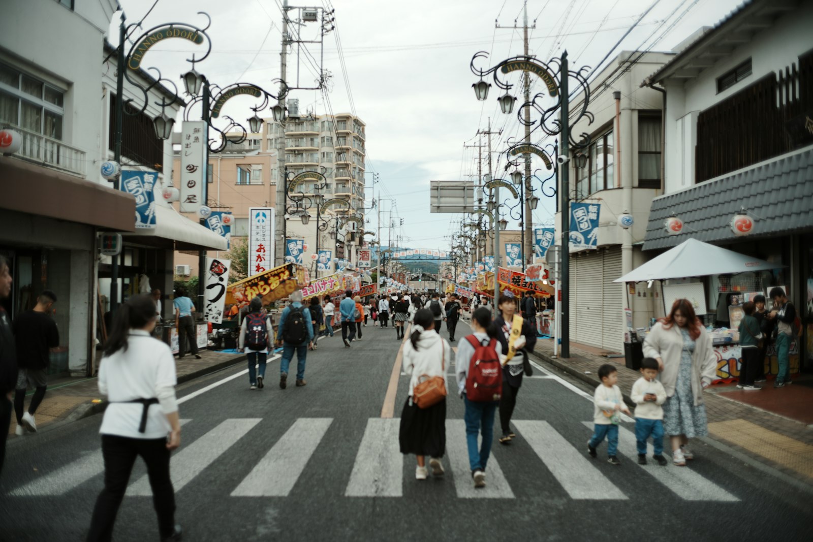 地域の祭りでにぎわう通り