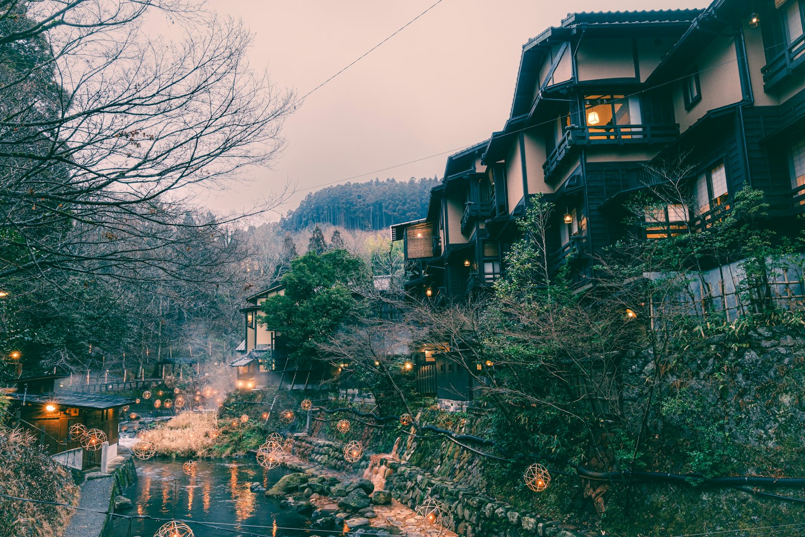 山あいの温泉街の夕景