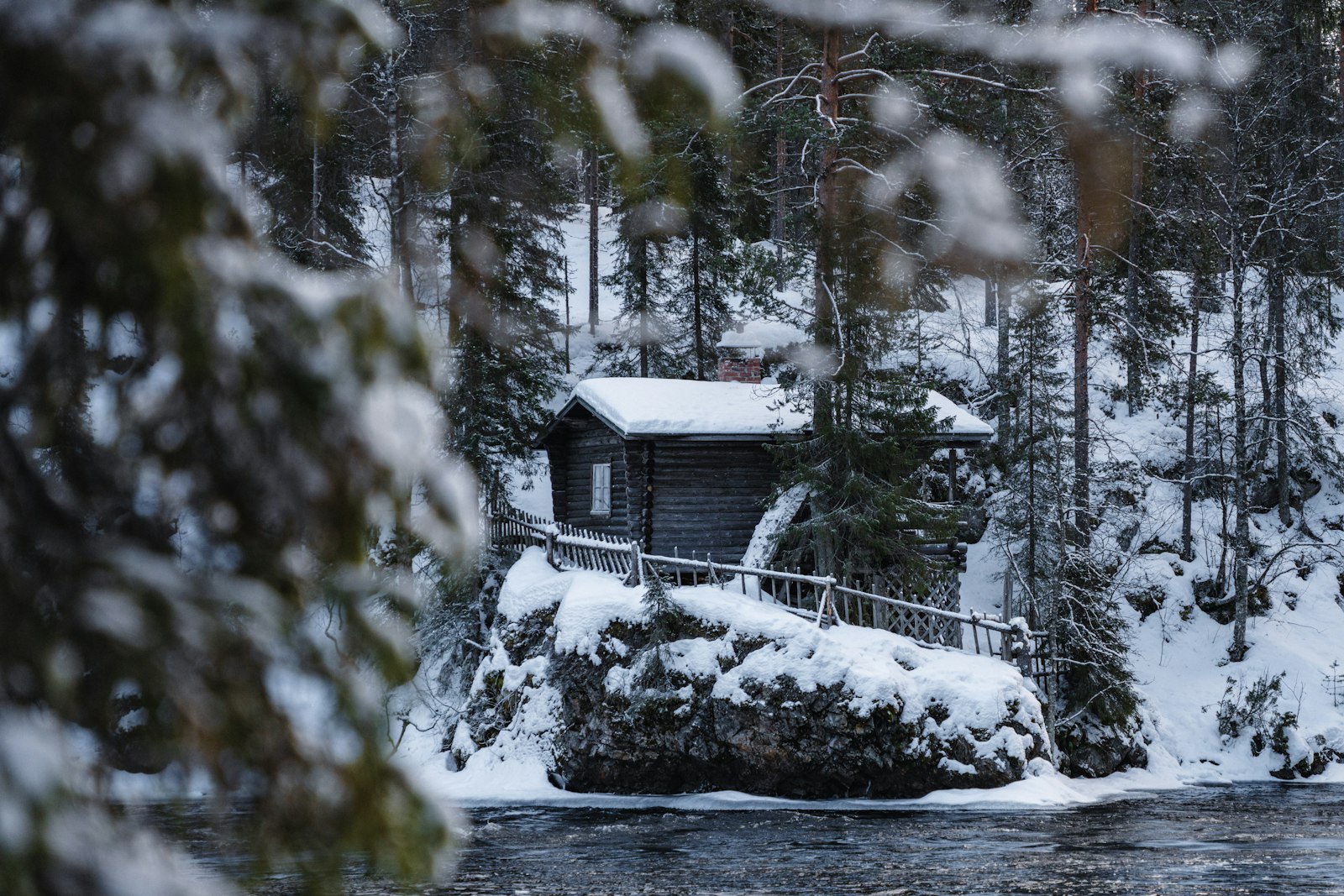 雪景色の中のサウナ小屋